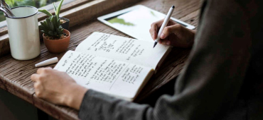 Kvinna skriver kostdagbok